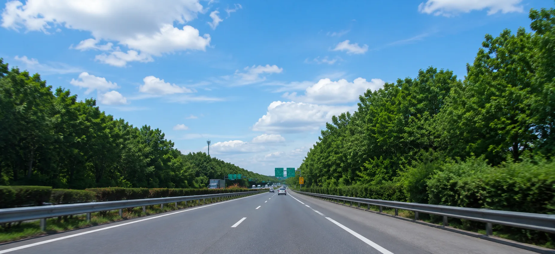 蓝天下的高速公路